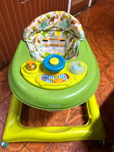 Andador para bebé Cosco verde con juguetes - miniatura 1