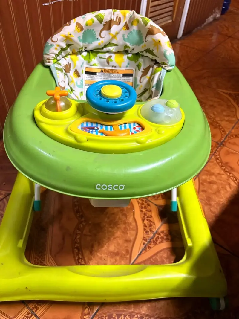 Andador para bebé Cosco verde con juguetes - 2