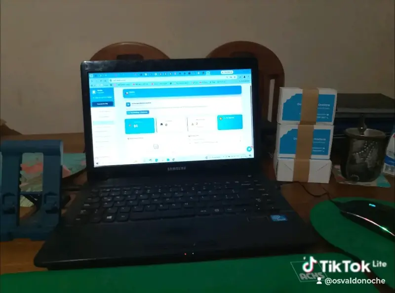 Notebook Samsung con pantalla encendida