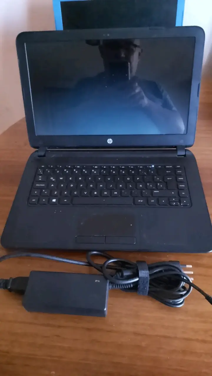 Laptop HP con cargador en buen estado