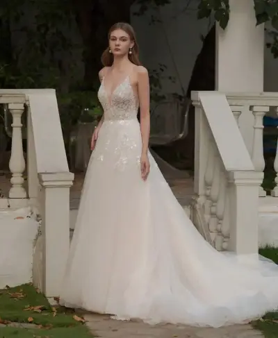 Vestido de Novia Elegante con Encaje y Cola - miniatura 1