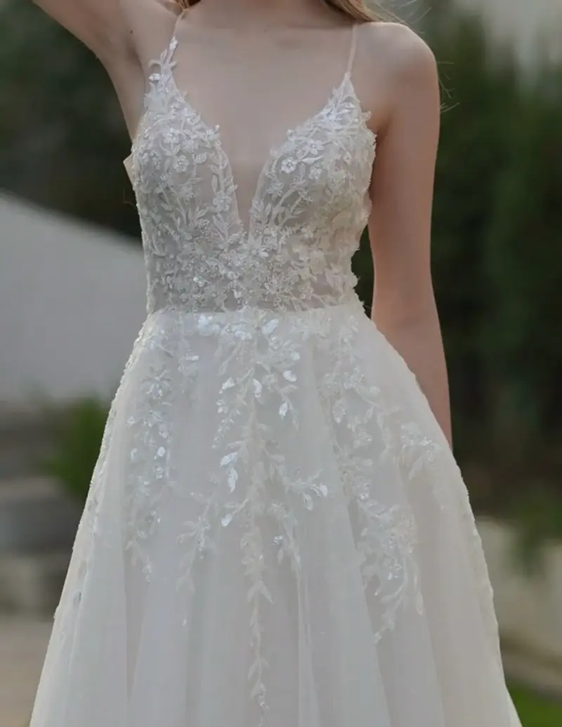 Vestido de Novia Elegante con Encaje y Cola - 3