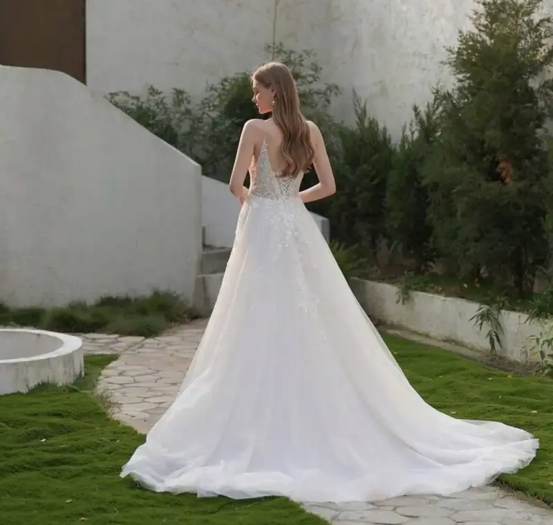 Vestido de Novia Elegante con Encaje y Cola - 4