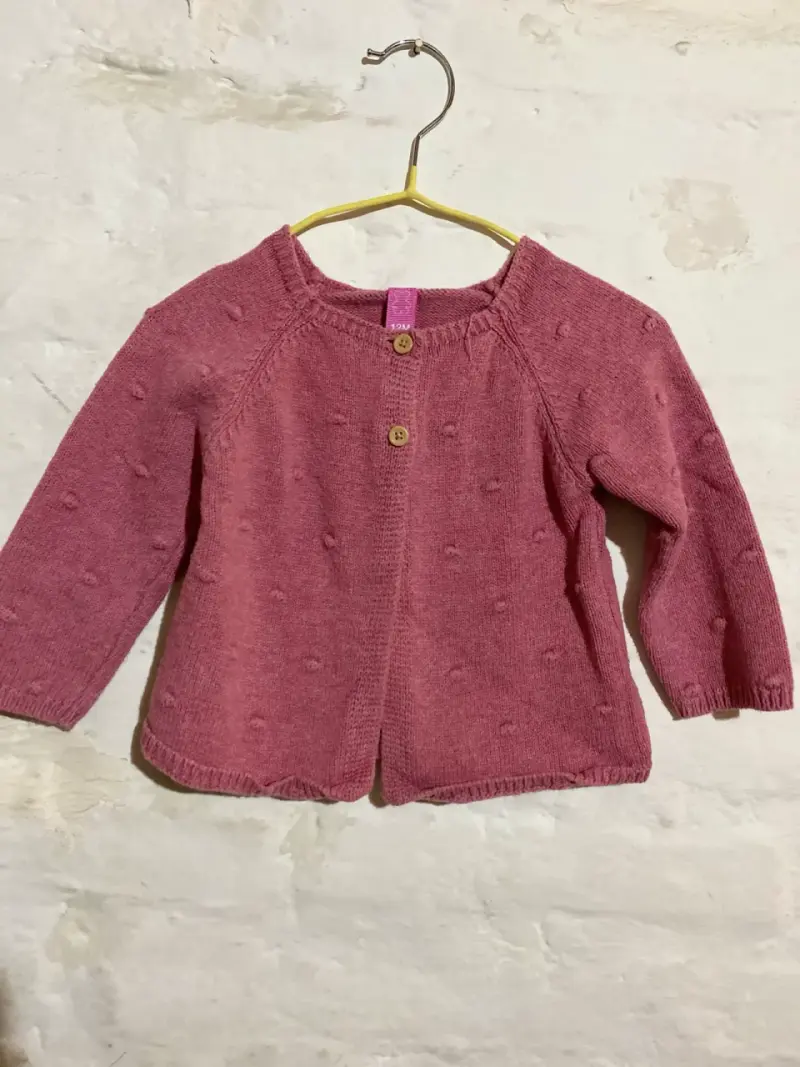 Chaleco de bebé rosado con botones de madera - 1