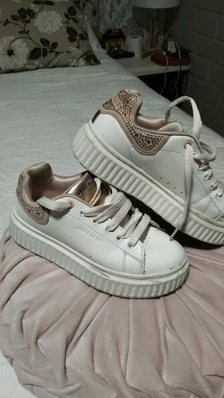 Zapatillas blancas con detalles dorados Skechers