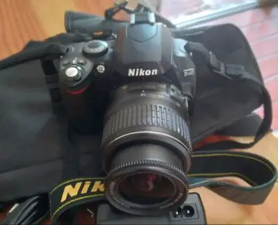 Cámara Nikon D40 con lente y accesorios - miniatura 1