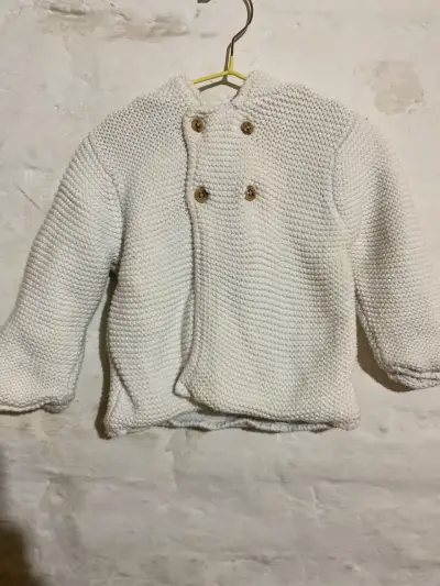 Chaqueta de bebé tejida blanca con capucha - miniatura 1
