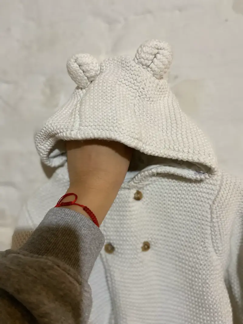 Chaqueta de bebé tejida blanca con capucha - 2