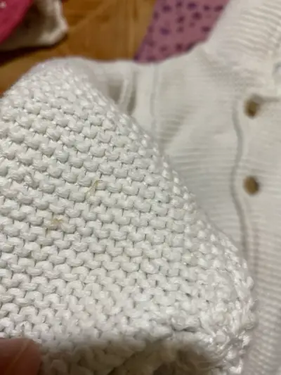 Chaqueta de bebé tejida blanca con capucha - miniatura 4