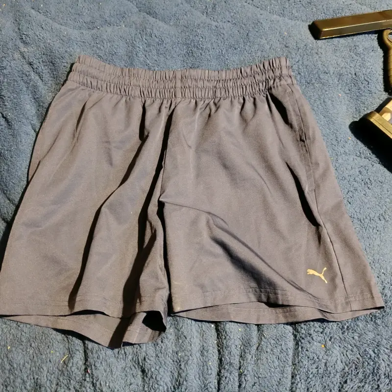 Shorts deportivos negros Puma para hombre