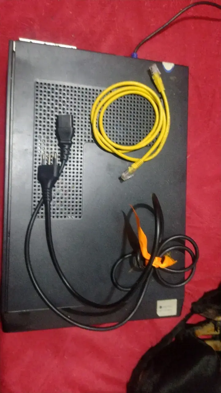 Computadora de oficina con cables incluidos - 4