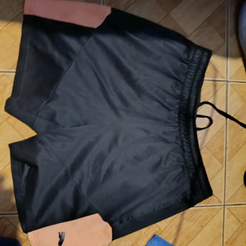 Shorts deportivos negros con detalles rosados