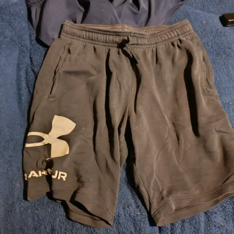 Shorts deportivos Under Armour negros