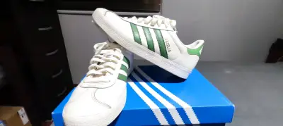 Zapatillas Adidas Gazelle blancas y verdes - miniatura 2