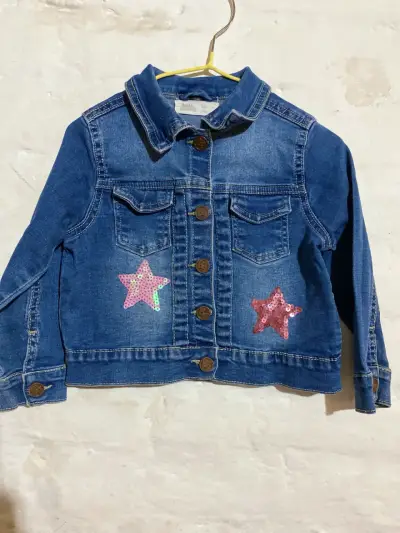 Chaqueta de mezclilla para niña con estrellas de lentejuelas - miniatura 1