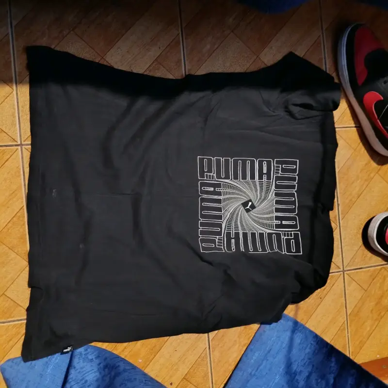 Polera Negra Puma con Diseño Gráfico
