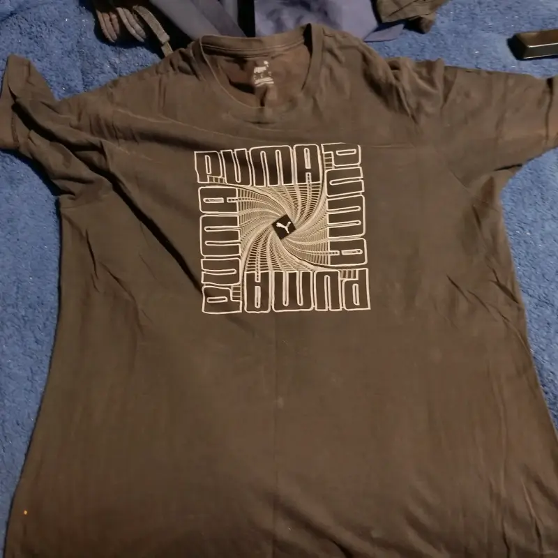 Polera negra Puma con diseño gráfico