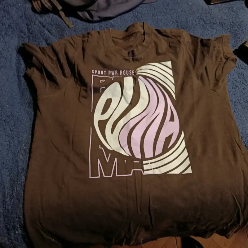 Polera deportiva negra con diseño gráfico