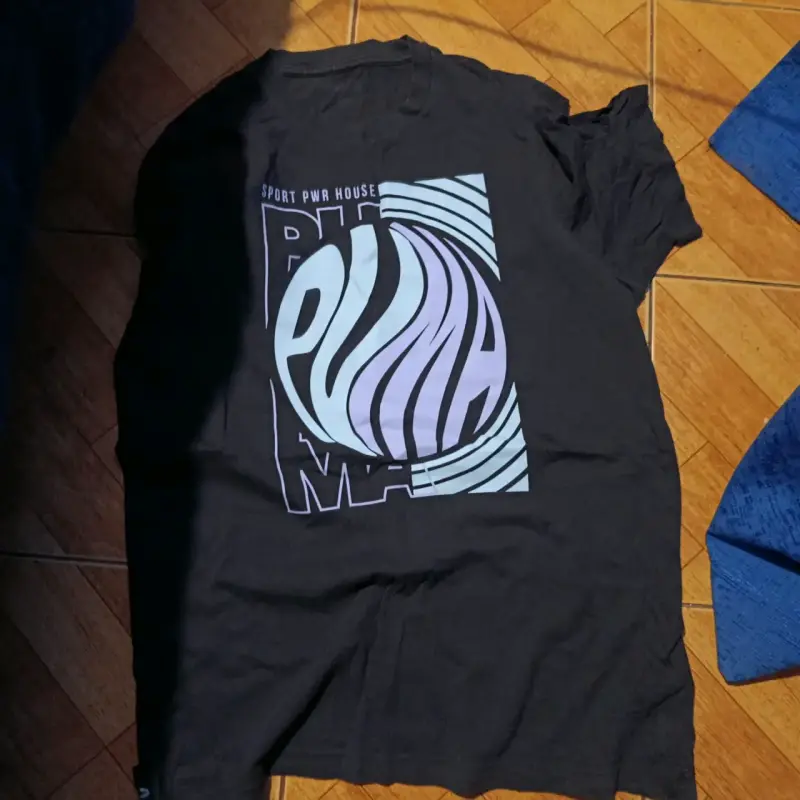Polera negra Puma con diseño gráfico