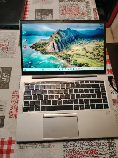 Laptop HP EliteBook con Intel Core i7 y 16GB RAM - miniatura 4