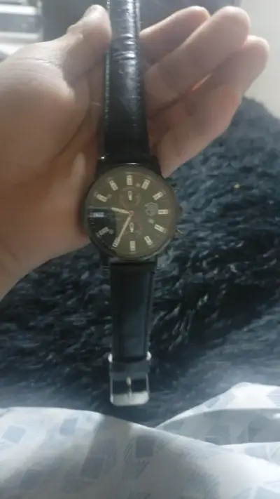 Reloj de pulsera negro clásico - miniatura 1