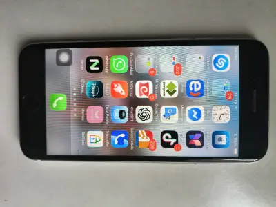 iPhone SE impecable funcionando full - miniatura 4