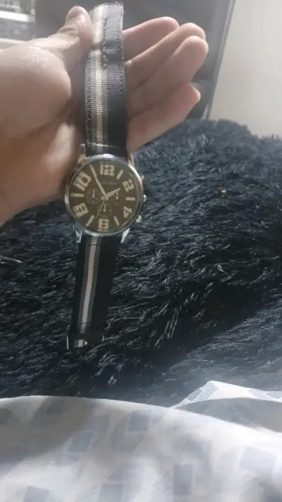Reloj de pulsera con correa de tela a rayas - miniatura 1