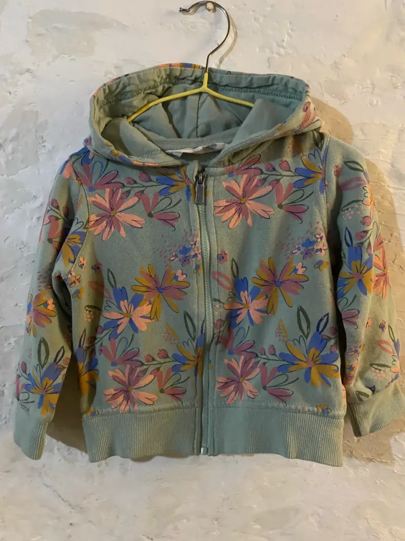 Polerón infantil con capucha y diseño floral - 1