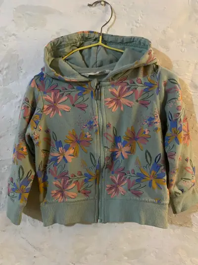 Polerón infantil con capucha y diseño floral - miniatura 1