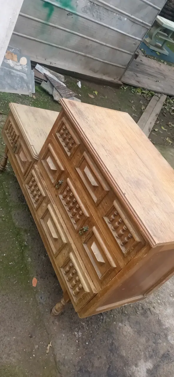 Cómoda de madera vintage con cajones decorativos - 1