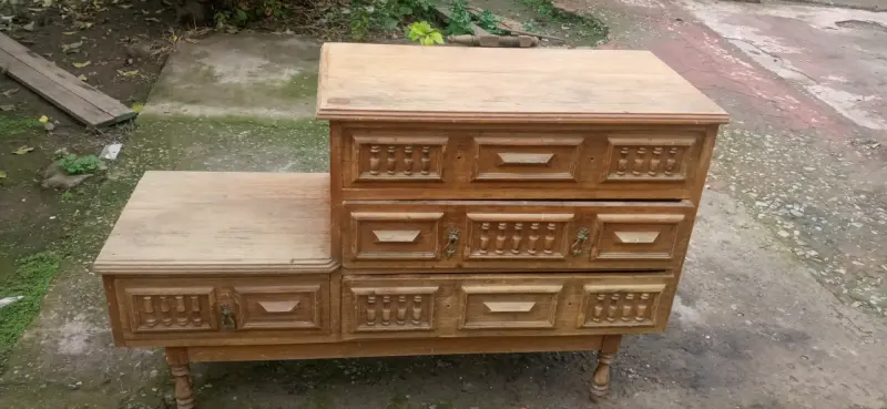 Cómoda de madera vintage con cajones decorativos - 2