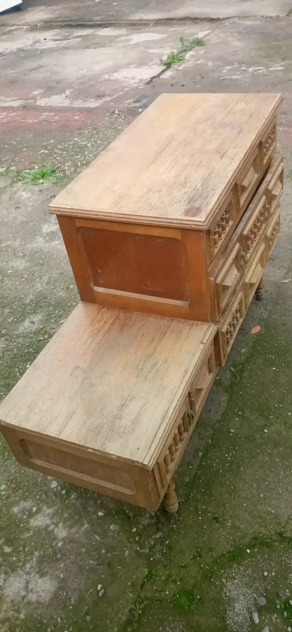 Cómoda de madera vintage con cajones decorativos - 3
