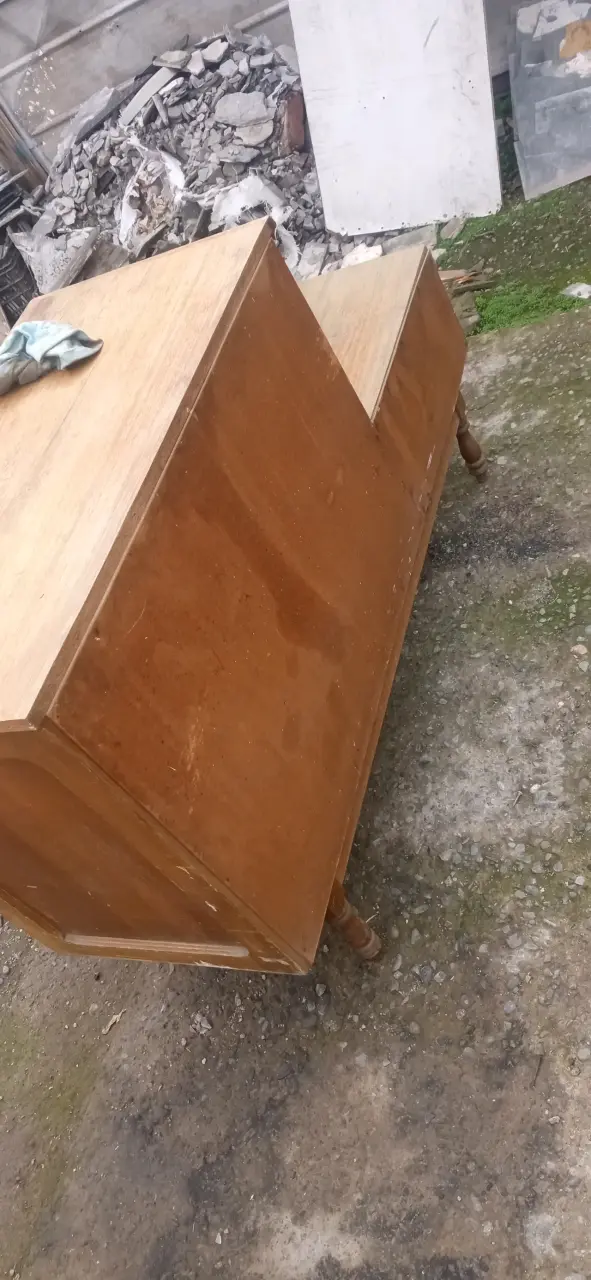 Cómoda de madera vintage con cajones decorativos - 4