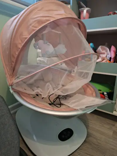 Cuna mecedora para bebé con dosel rosa - miniatura 1