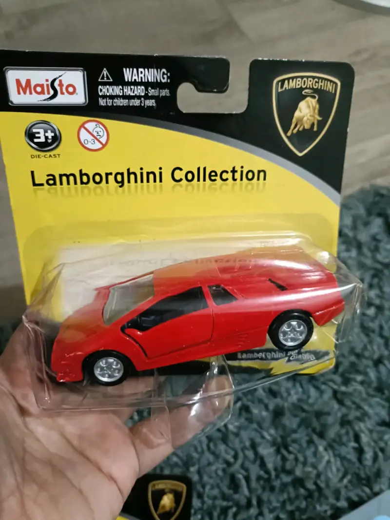 Auto a escala Lamborghini rojo Maisto