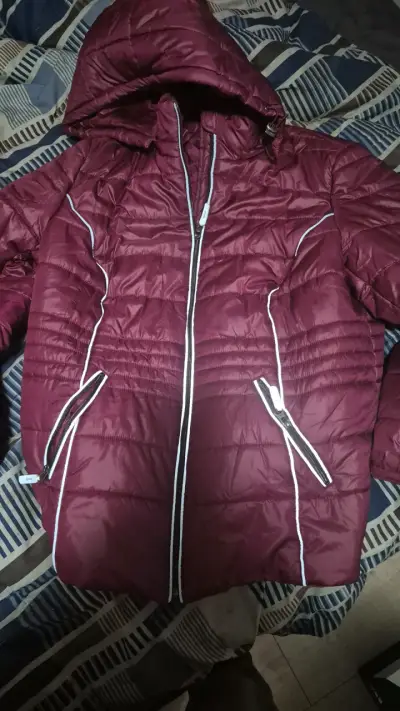 Chaqueta acolchada burdeos con capucha - miniatura 2