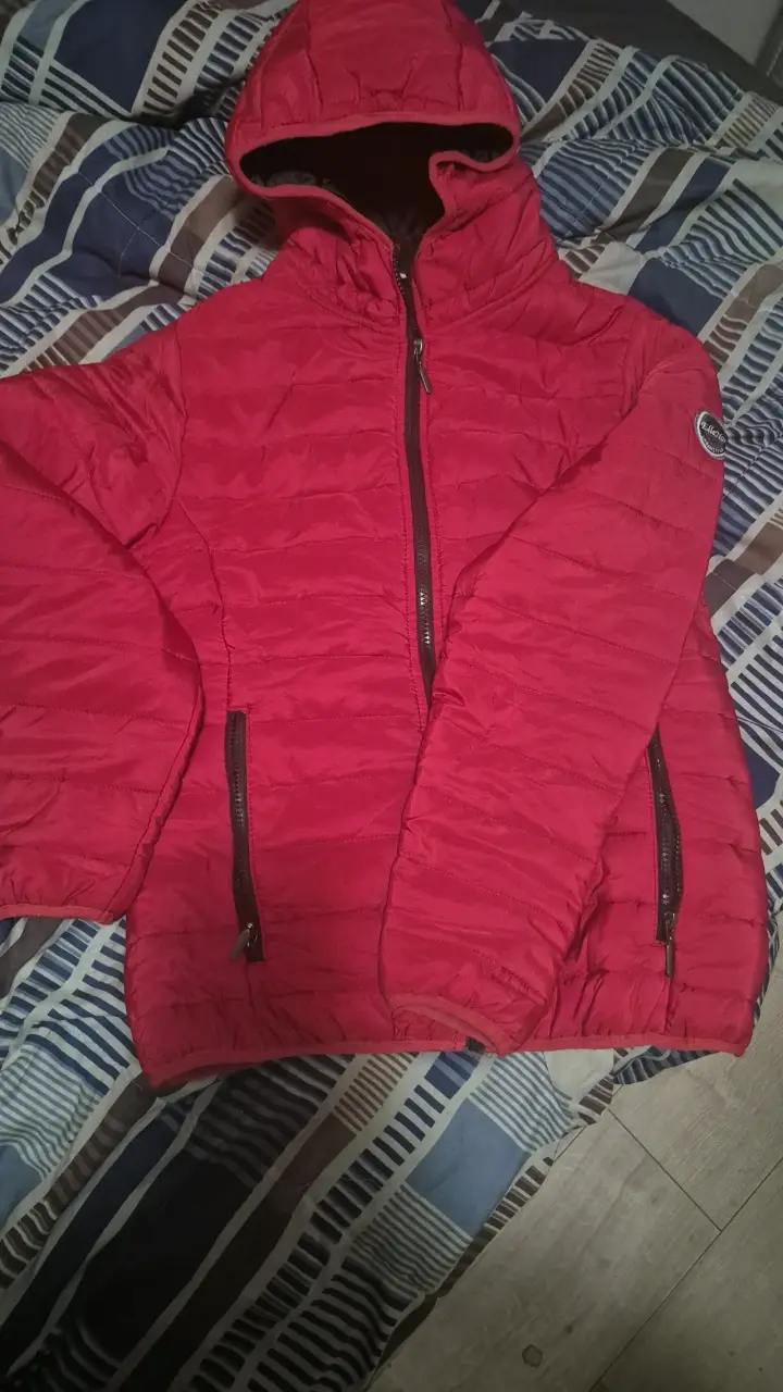 Chaqueta acolchada burdeos con capucha - 3