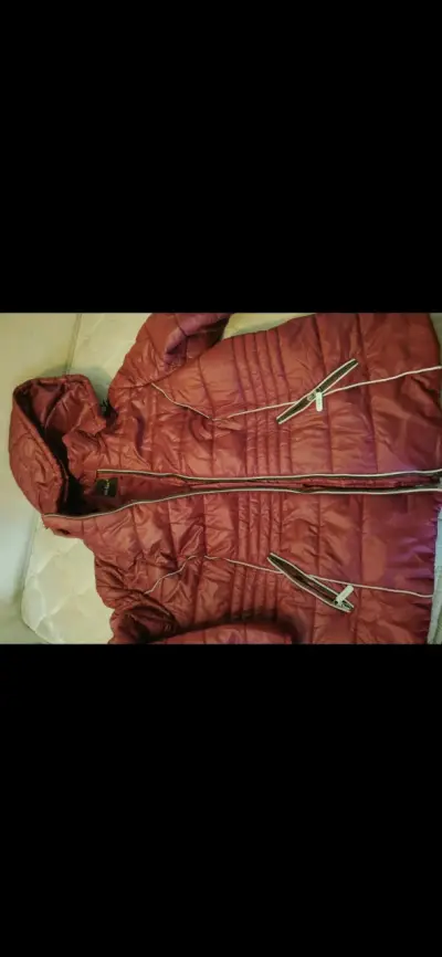 Chaqueta acolchada burdeos con capucha - miniatura 4