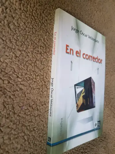 Libro 'En el corredor' de Jorge Óscar Velásquez - miniatura 2