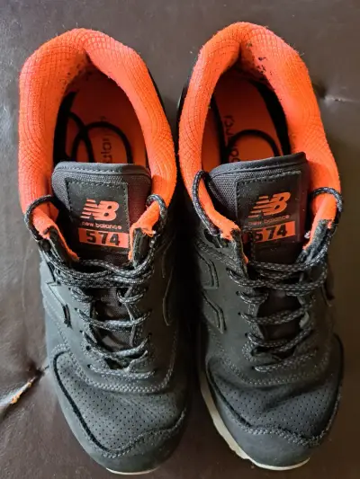 Zapatillas New Balance 574 negras y naranjas - miniatura 1