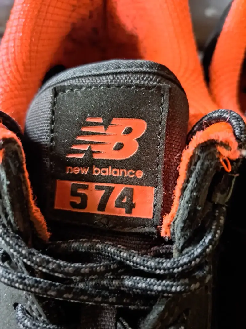 Zapatillas New Balance 574 negras y naranjas - 3
