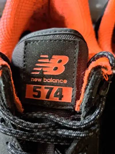 Zapatillas New Balance 574 negras y naranjas - miniatura 3