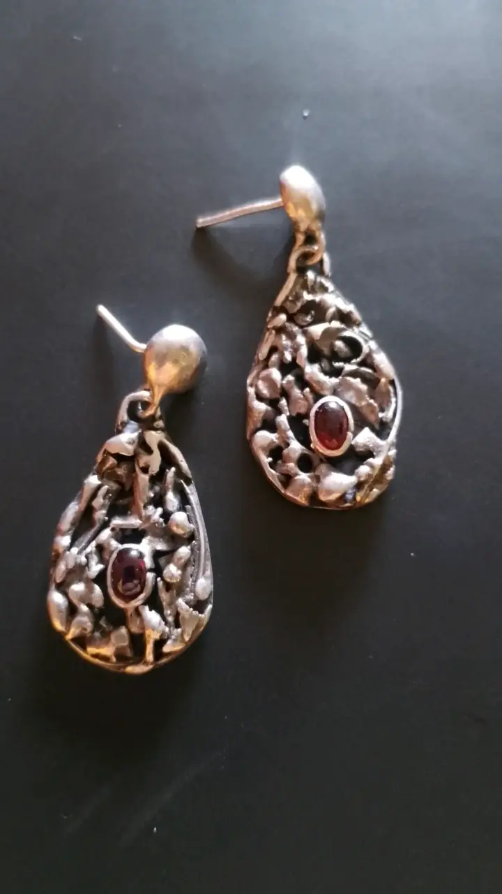 Aros colgantes de plata con piedra roja