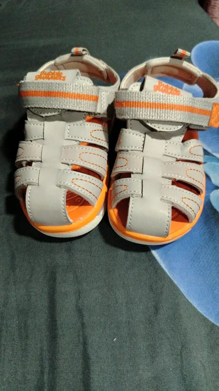 Sandalias infantiles grises con luces - 1