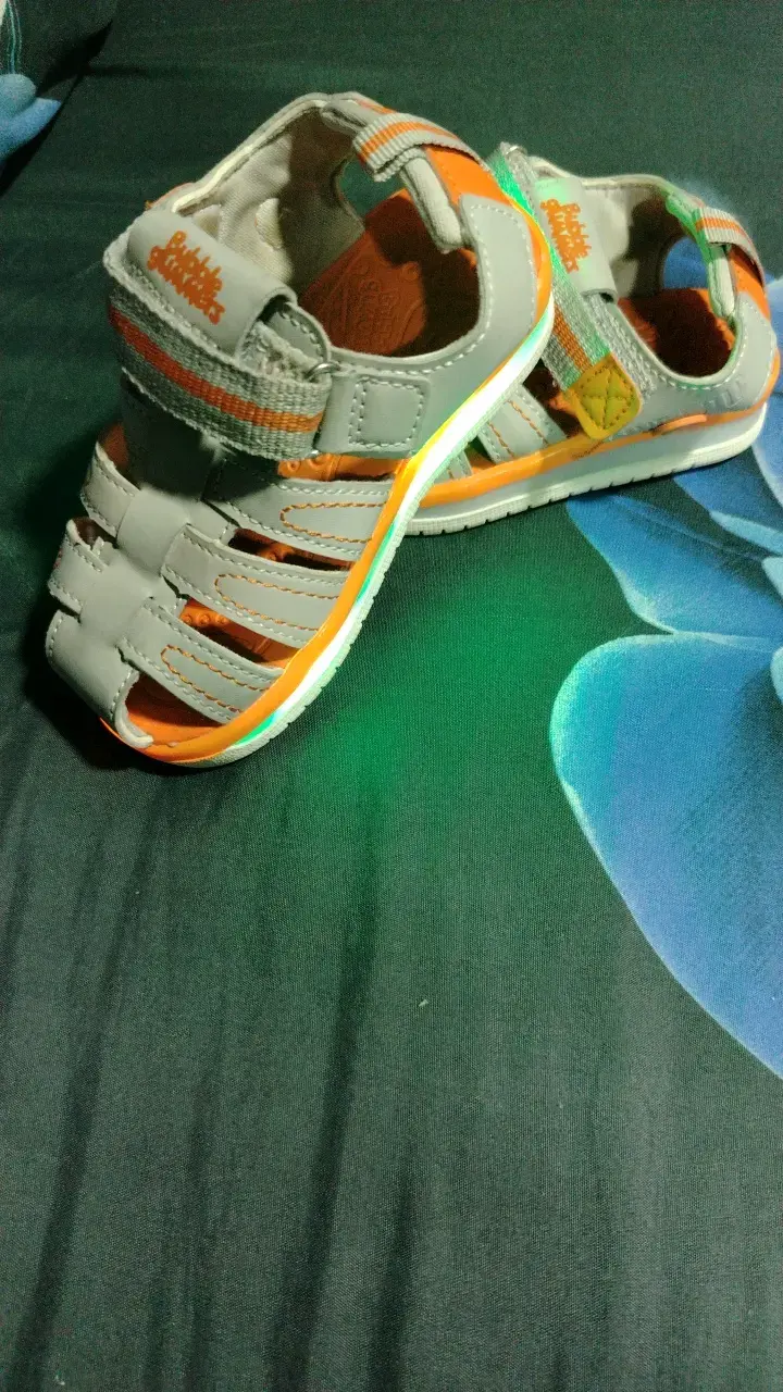 Sandalias infantiles grises con luces - 3
