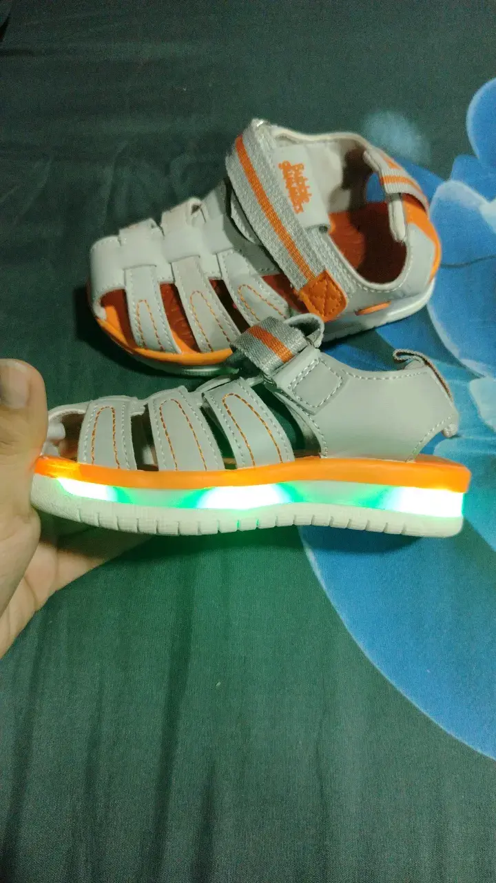 Sandalias infantiles grises con luces - 4