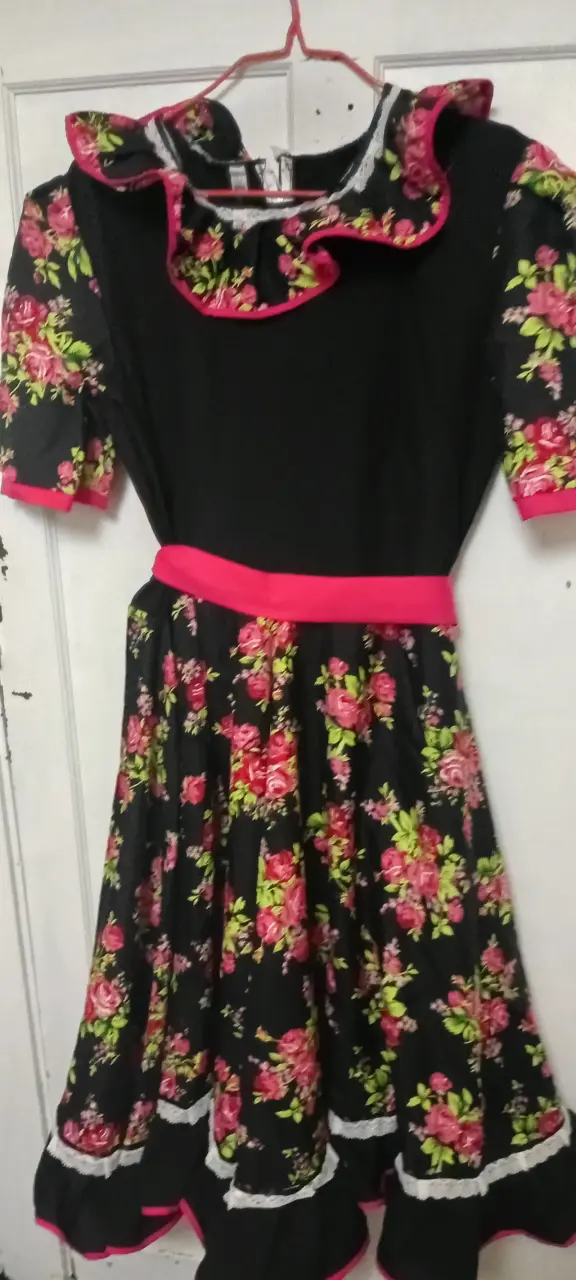 Vestido de cueca negro con flores y encaje - 1