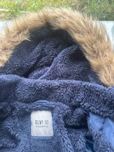 Parka de invierno azul con capucha de piel sintéti - miniatura 4