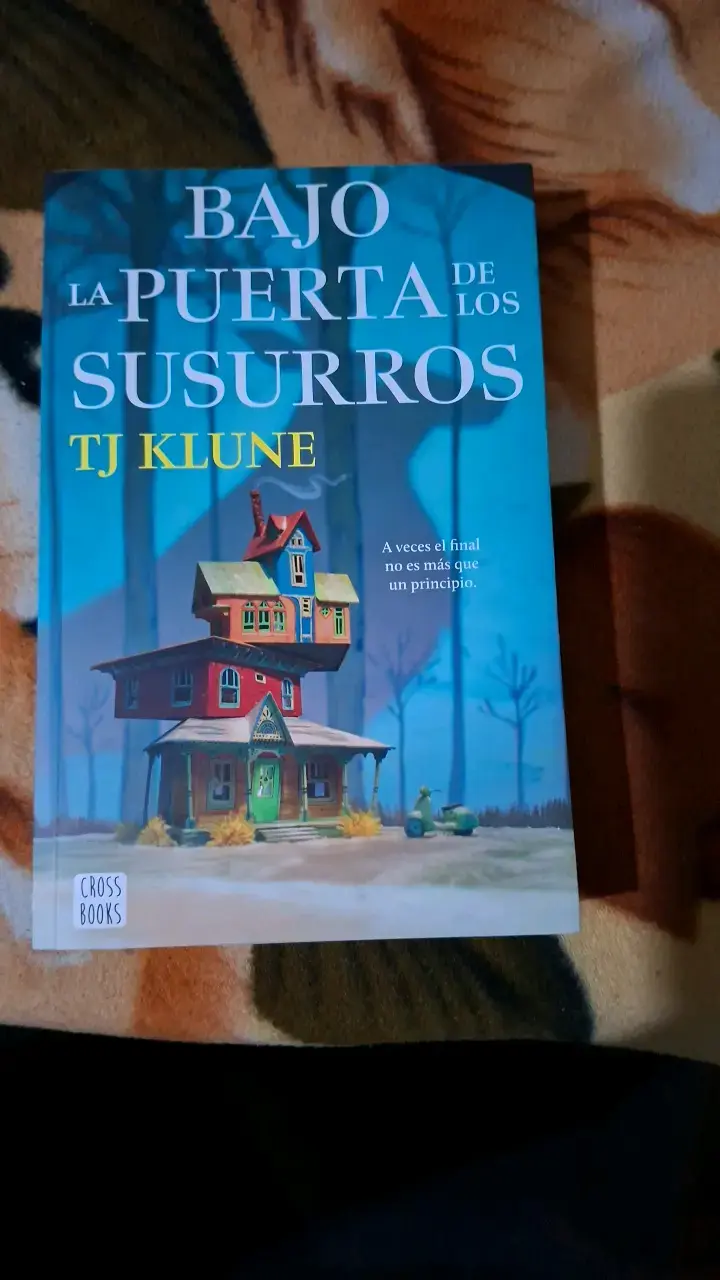 Libro 'Bajo la Puerta de los Susurros' de TJ Klune