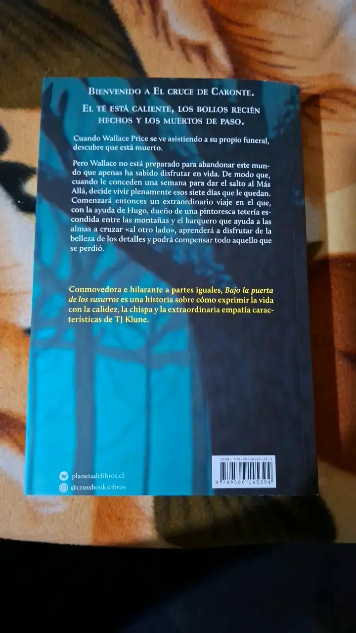 Libro 'Bajo la Puerta de los Susurros' de TJ Klune - 2